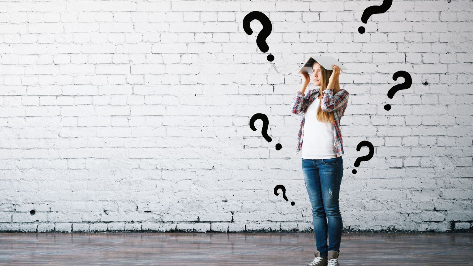 Förvirrad kvinna med bok på huvudet.