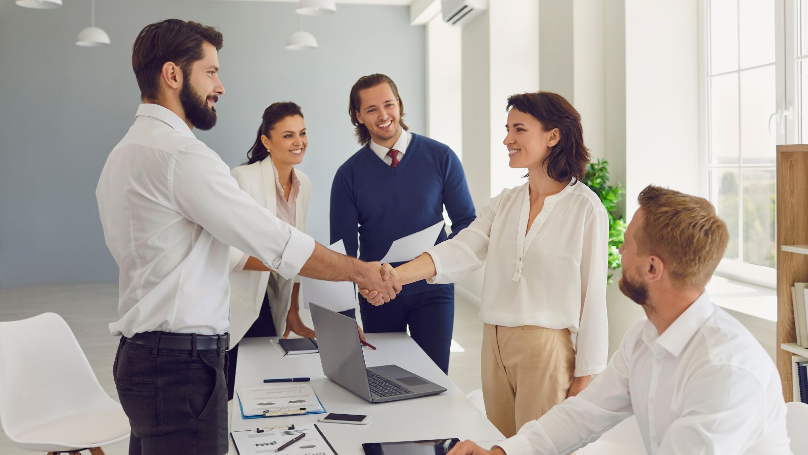 Investerare skakar hand med entreprenör.