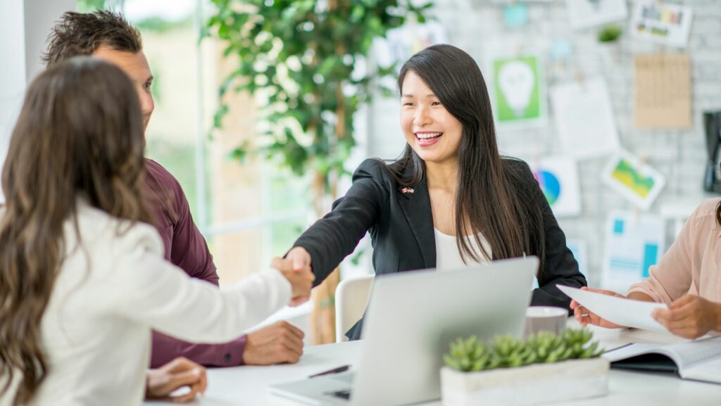 People around tables discussing collaboration on a start-up.