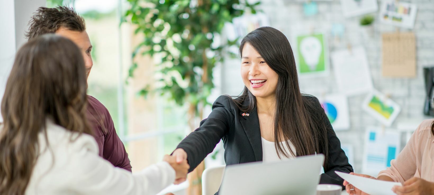 People around tables discussing collaboration on a start-up.