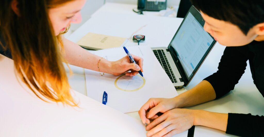 Två personer diskuterar kommersialisering av forskning