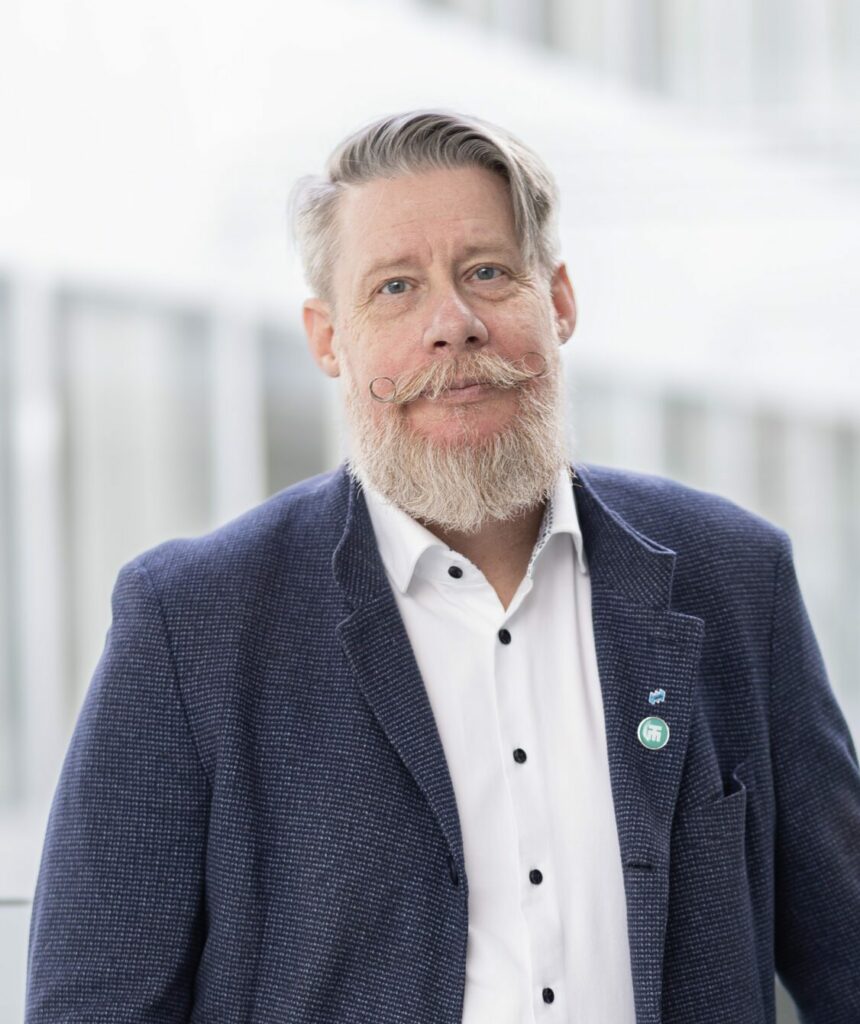 En man stående. Mannen är Kristian Widén, professor och vice rektor för samverkan och innovation på Högskolan i Halmstad.