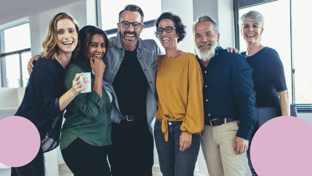 Affärsänglar i grupp som står upp och är glada.