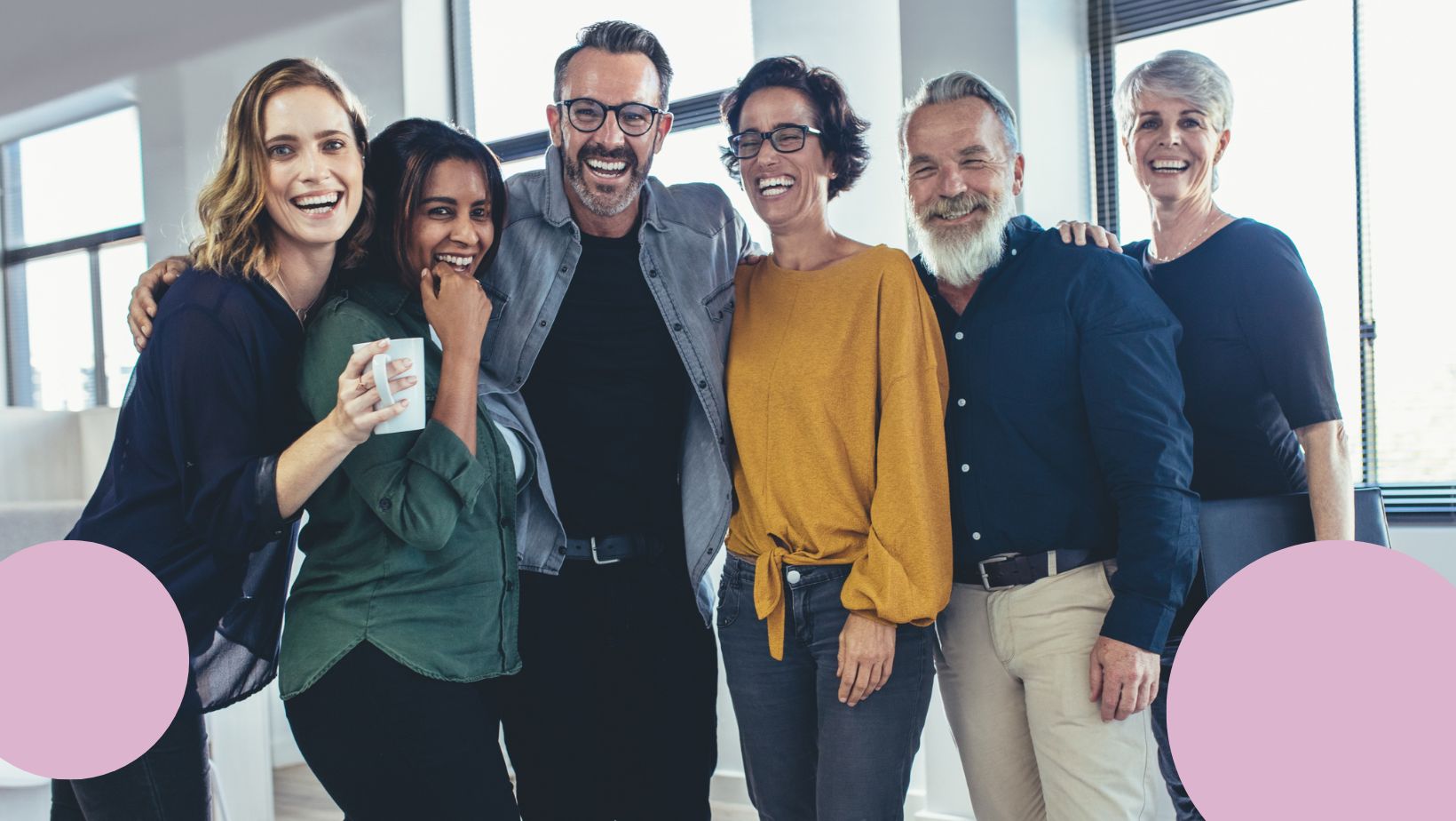 Affärsänglar i grupp som står upp och är glada.