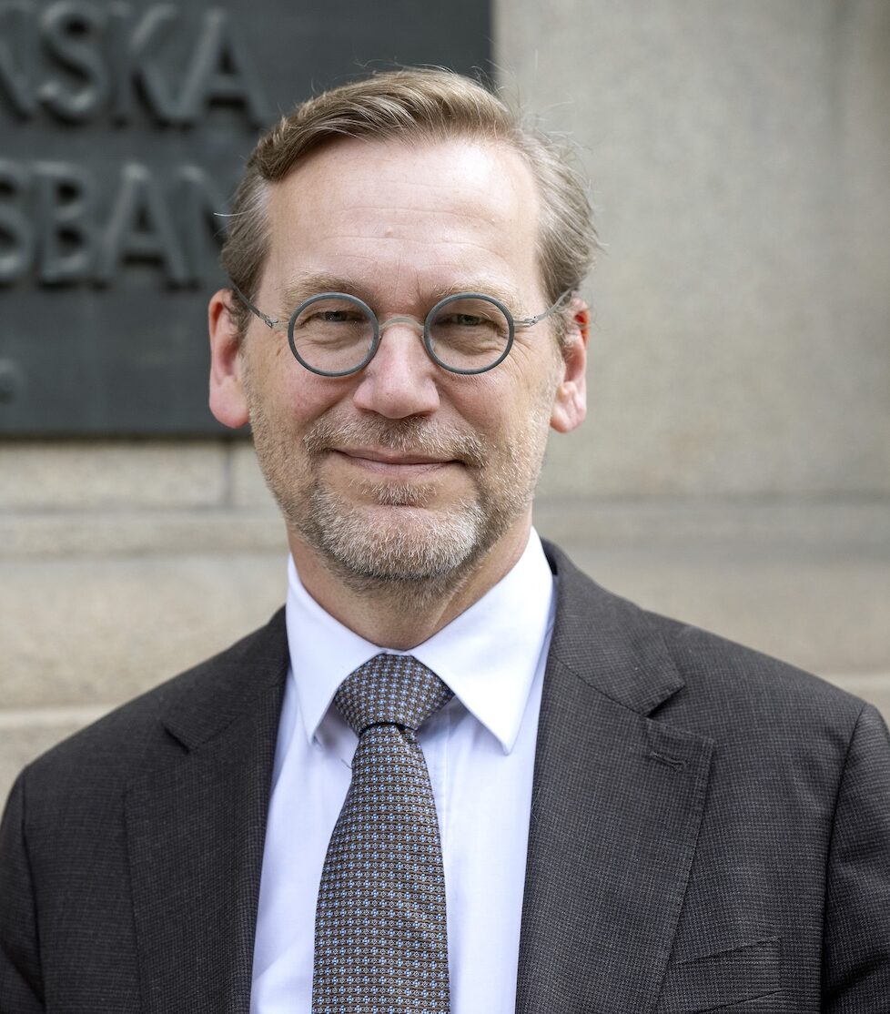 Porträttfoto på man i kostym. Personen är Martin Blåvarg, kanslichef för Handelsbankens forskningsstiftelser.